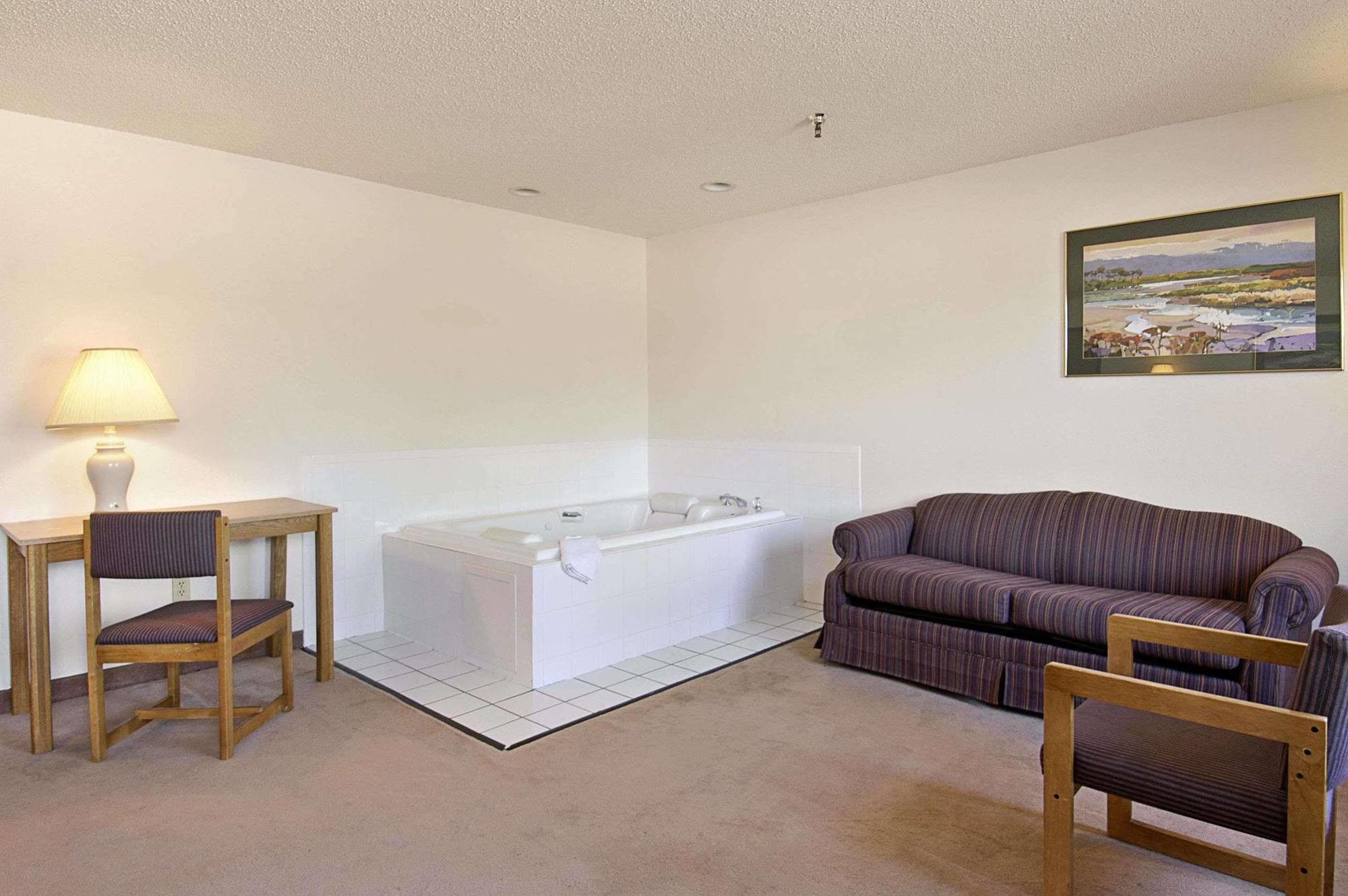 Super 8 By Wyndham Fountain Hotel Buitenkant foto